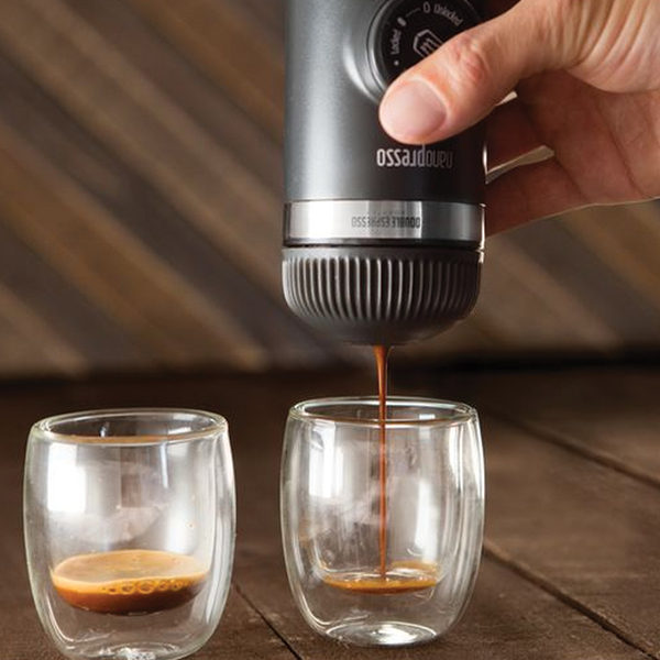 Портативна еспресо-кавоварка Wacaco Nanopresso сіра, механічна, для меленої кави. Фото 8