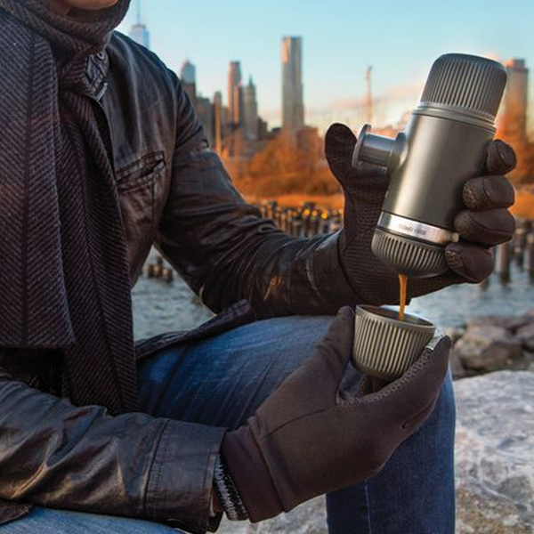 Портативна еспресо-кавоварка Wacaco Nanopresso сіра, механічна, для меленої кави. Фото 9