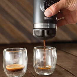 Портативна еспресо-кавоварка Wacaco Nanopresso сіра, механічна, для меленої кави. Фото 8