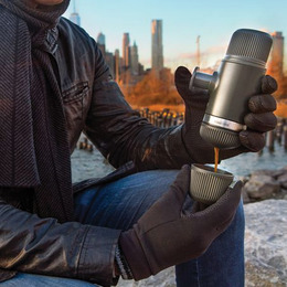 Портативна еспресо-кавоварка Wacaco Nanopresso сіра, механічна, для меленої кави. Фото 9