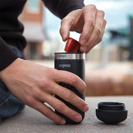 Портативна еспресо-кавоварка Wacaco Nanopresso з адаптером для капсул, механічна, для меленої кави. Фото 5