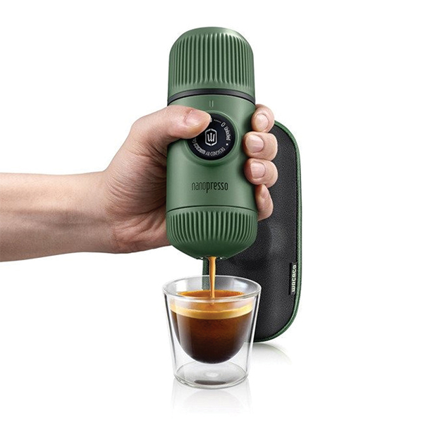 Портативна еспресо-кавоварка Wacaco Nanopresso зелена з чохлом, механічна, для меленої кави. Фото 2