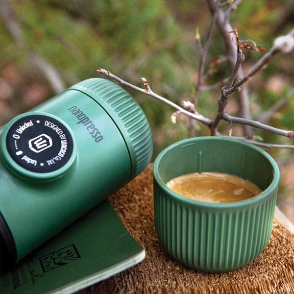 Портативна еспресо-кавоварка Wacaco Nanopresso зелена з чохлом, механічна, для меленої кави. Фото 4