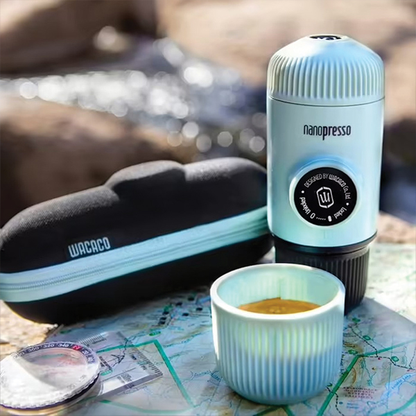 Портативна еспресо-кавоварка Wacaco Nanopresso блакитна з чохлом, механічна, для меленої кави. Фото 4