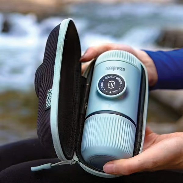 Портативна еспресо-кавоварка Wacaco Nanopresso блакитна з чохлом, механічна, для меленої кави. Фото 5